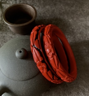 八十年铜胎老北京纯手工雕刻雕漆手镯、剔红手镯,漆器手镯