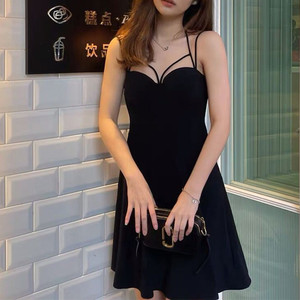 性感纯欲风黑色吊带连衣裙女gao级感小众设计收腰显瘦质感小黑裙