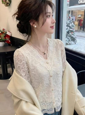 白色刺绣v领蕾丝衬衫女春夏2026新款独特漂亮巨好看轻奢减龄小衫