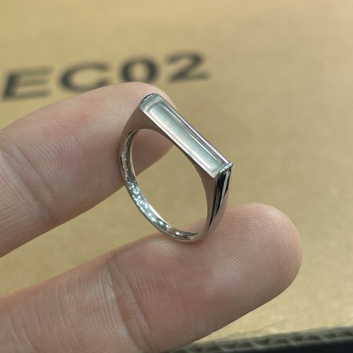 缅甸A货翡翠玻璃种18K镶戒指