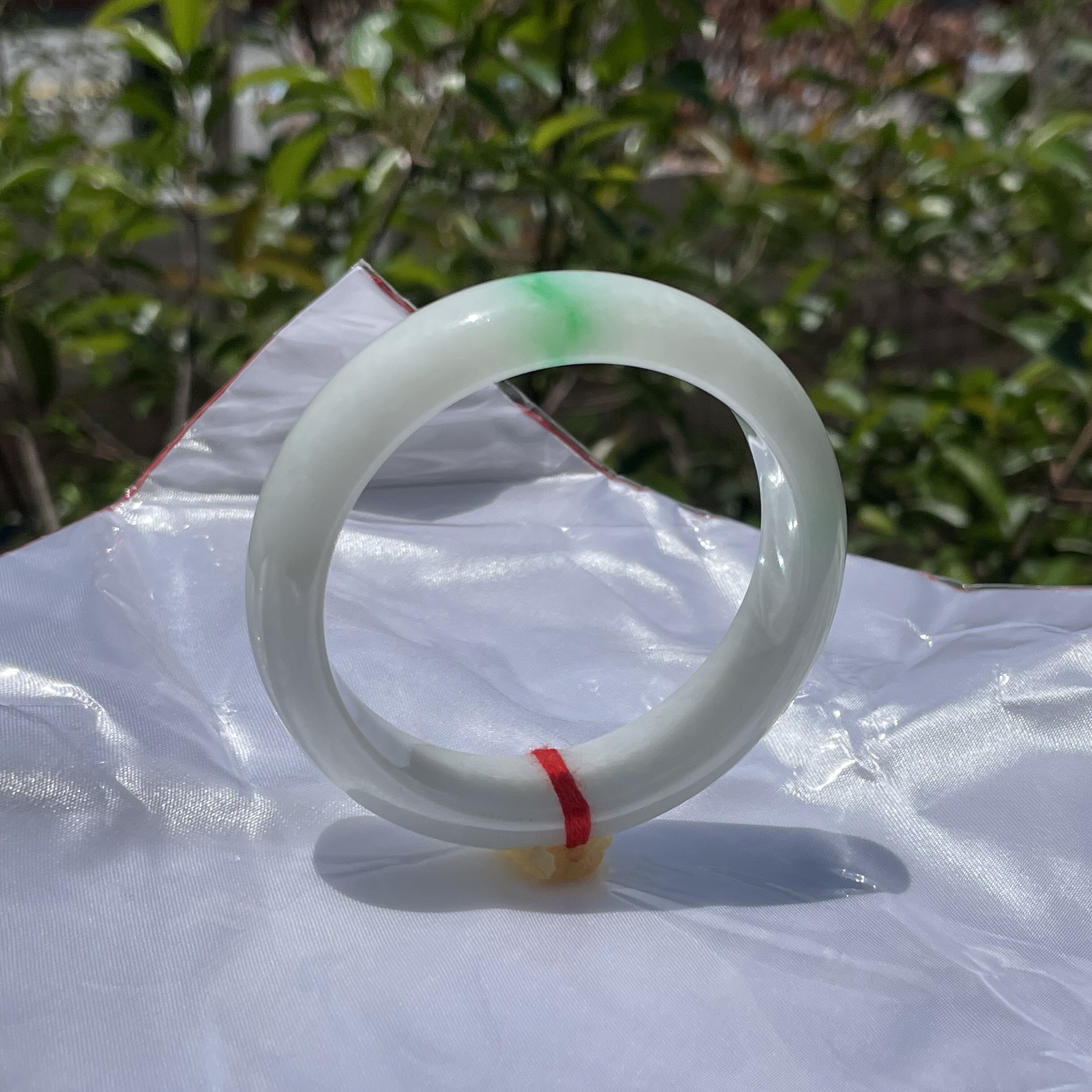 缅甸天然翡翠A货细糯种牛奶底阳绿翡翠55.5圈口玉手镯有接受地方