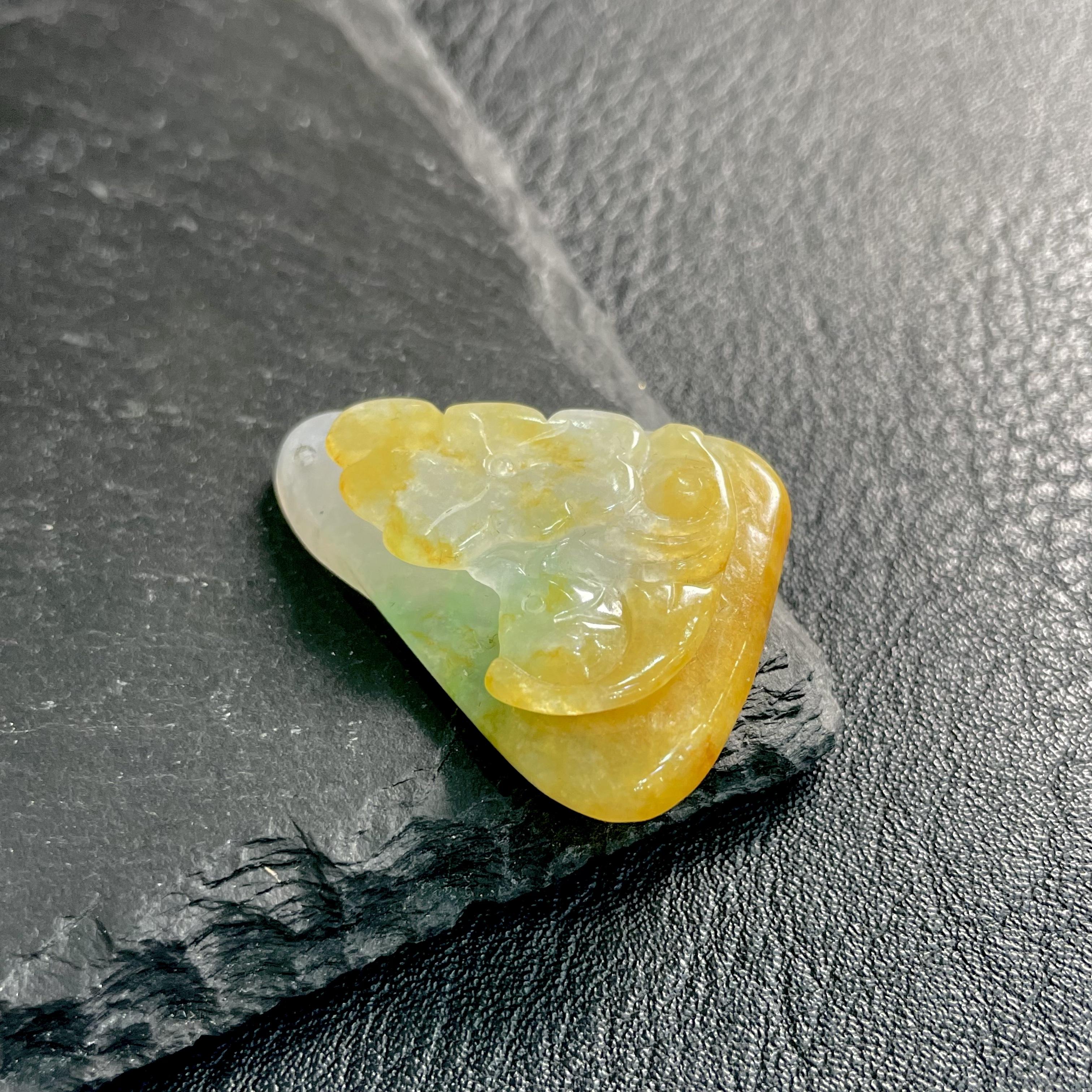 缅甸A货冰糯种黄翡十二生肖吊坠
