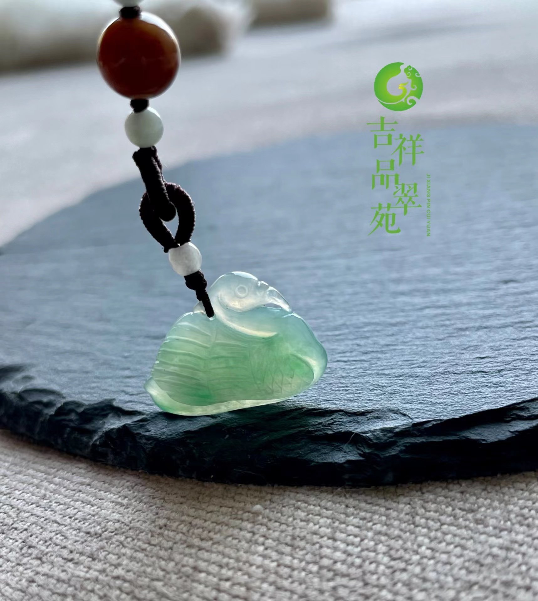 冰糯种特色阳绿底天鹅挂件吊坠