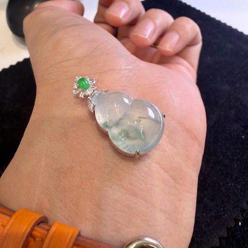 缅甸A货冰种飘兰花翡翠葫芦吊坠