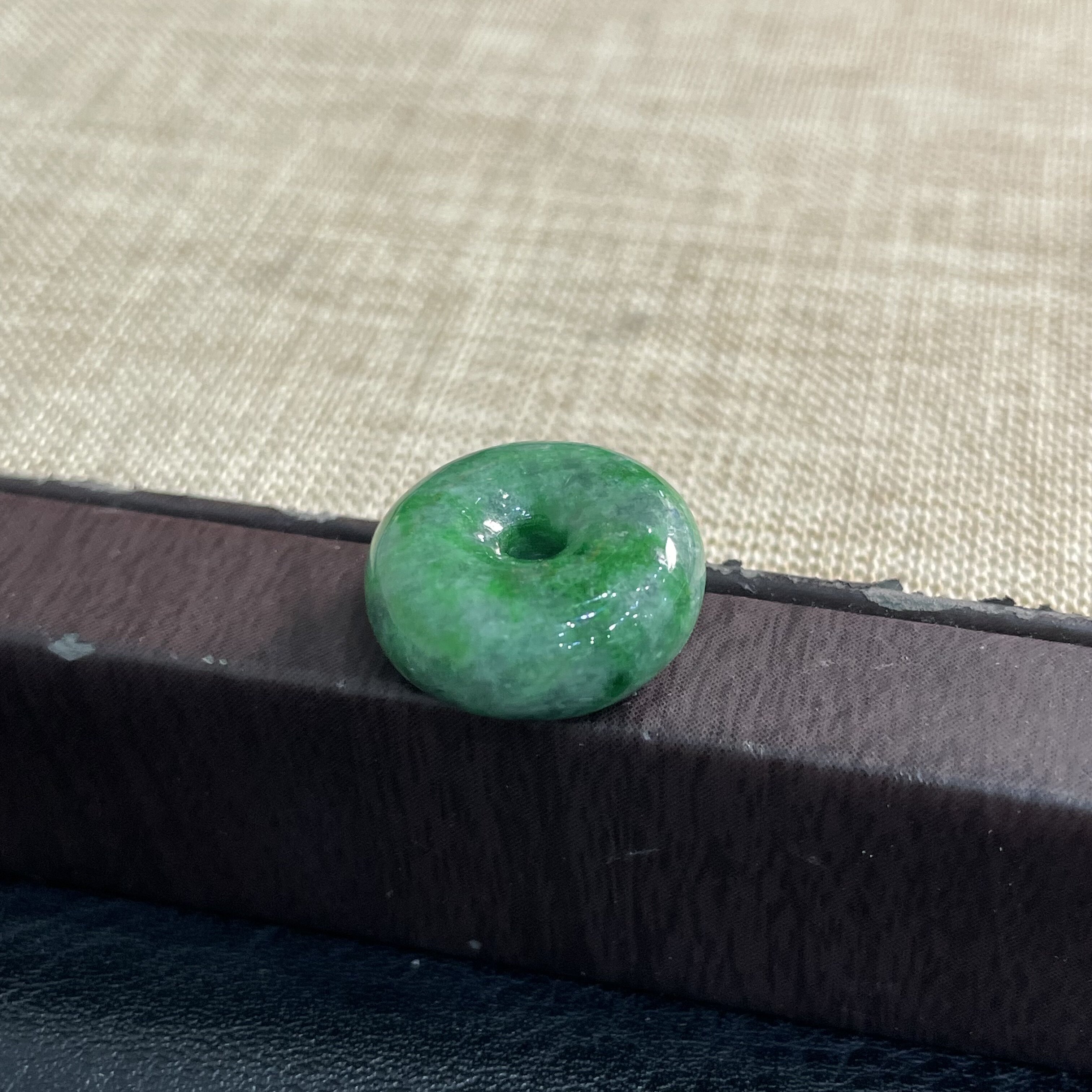 缅甸天然翡翠A货糯种翡翠辣绿扣