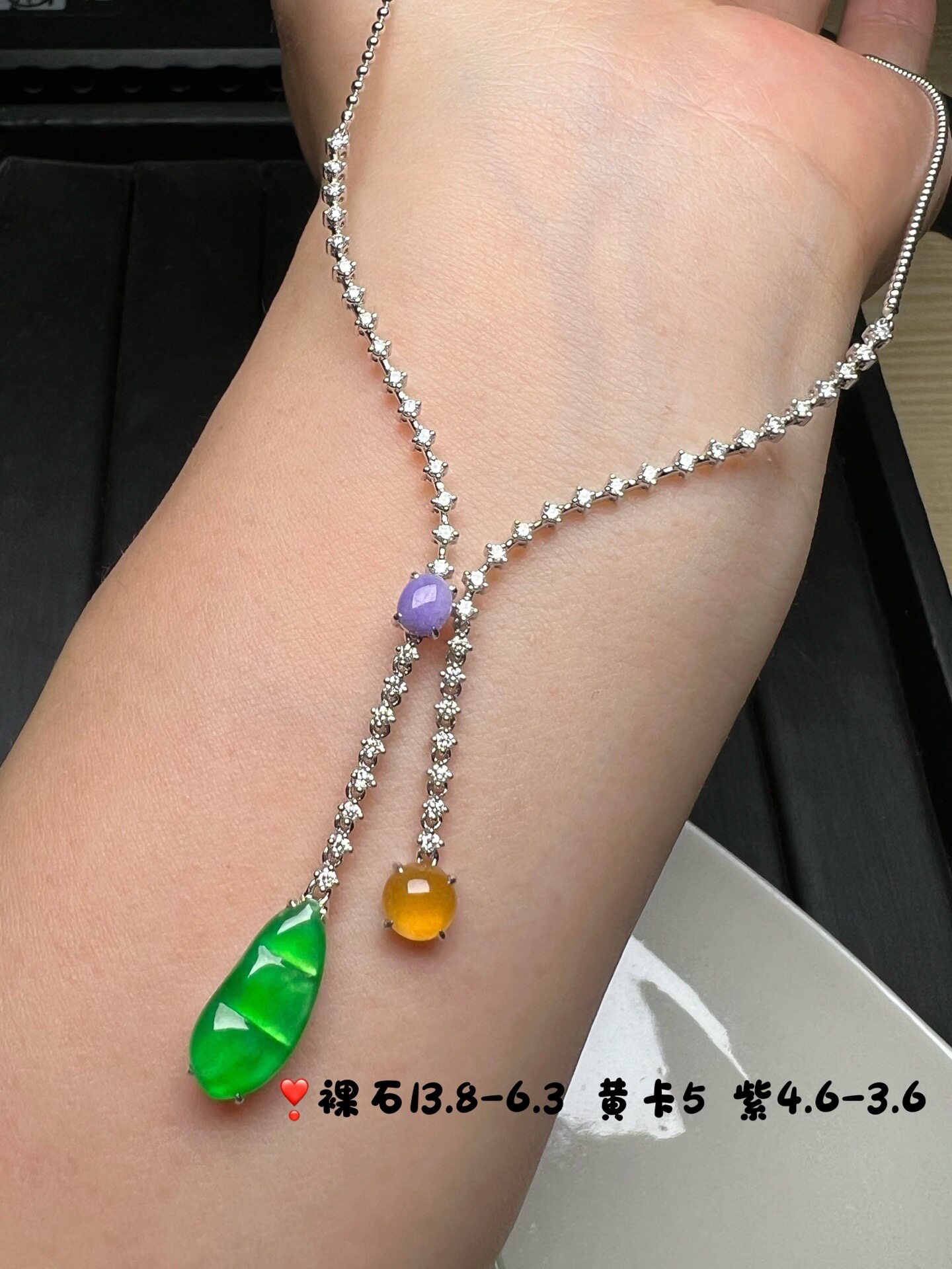 18k金钻石镶嵌冰种阳绿豆子三彩翡翠项链锁骨链简约时尚天然缅料