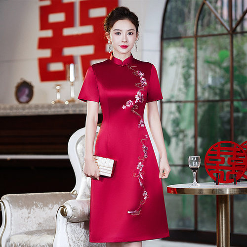 意丝都复古婚宴中旗袍绣花短袖