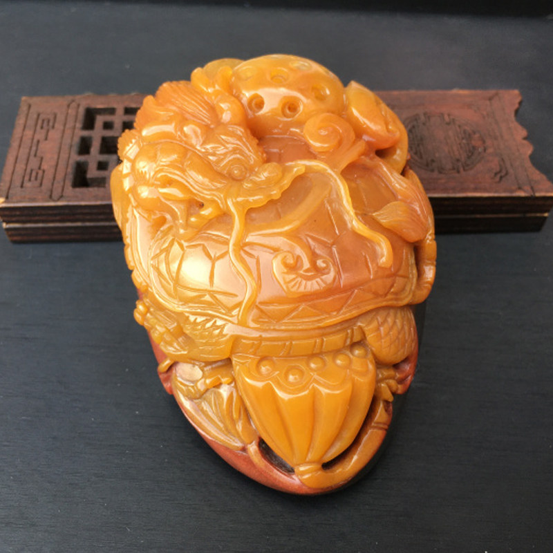 云南纯天然黄龙玉金沙料龙手把件小摆件配证书