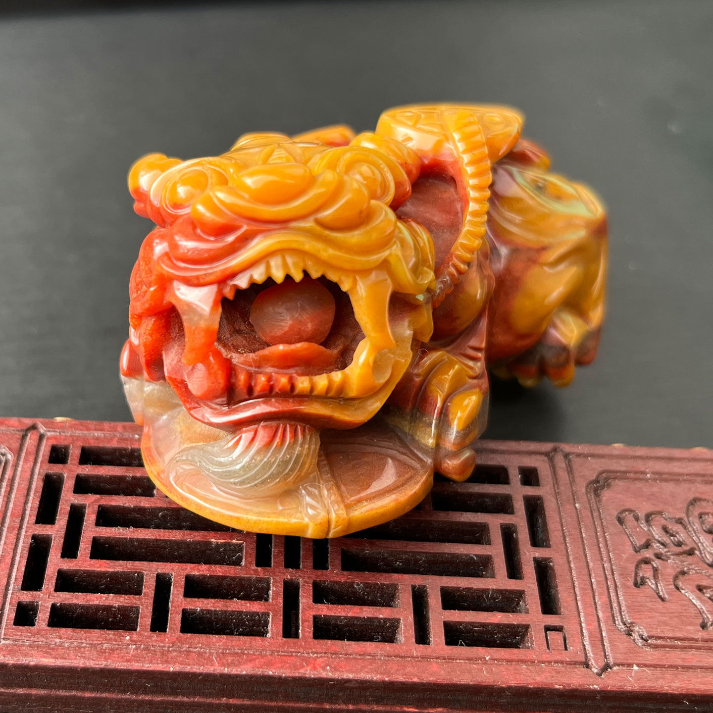 云南黄龙玉手把件颜色鲜艳做工好