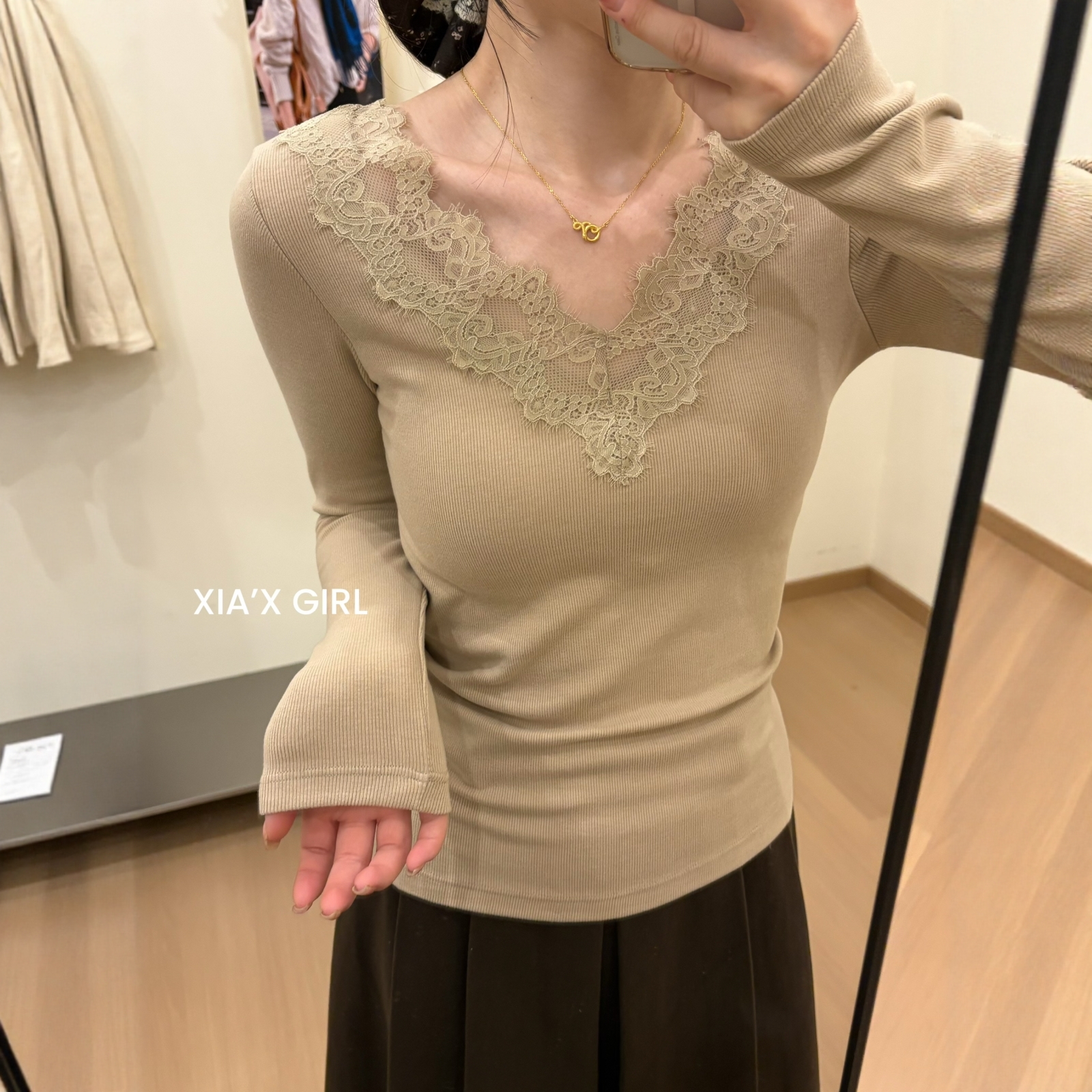 蕾丝V领花边磨毛发热一体打底衫