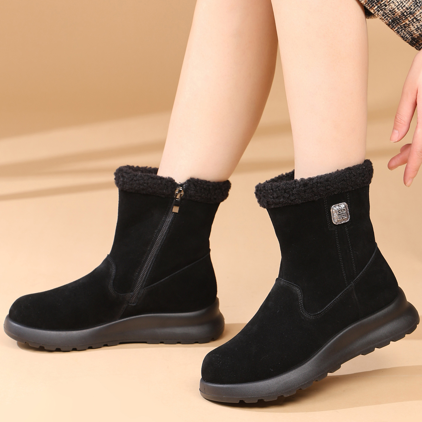 真皮雪地女靴加绒加厚平底平底冬季中年人妈妈棉鞋41-42大码短靴