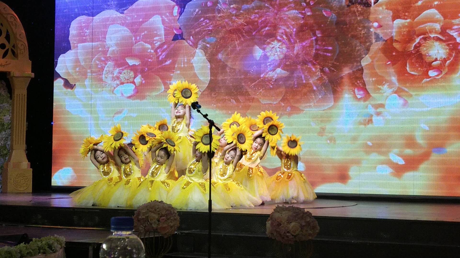 小荷风采花儿朵朵向太阳舞服装儿童表演演出舞台服向日葵舞蹈裙