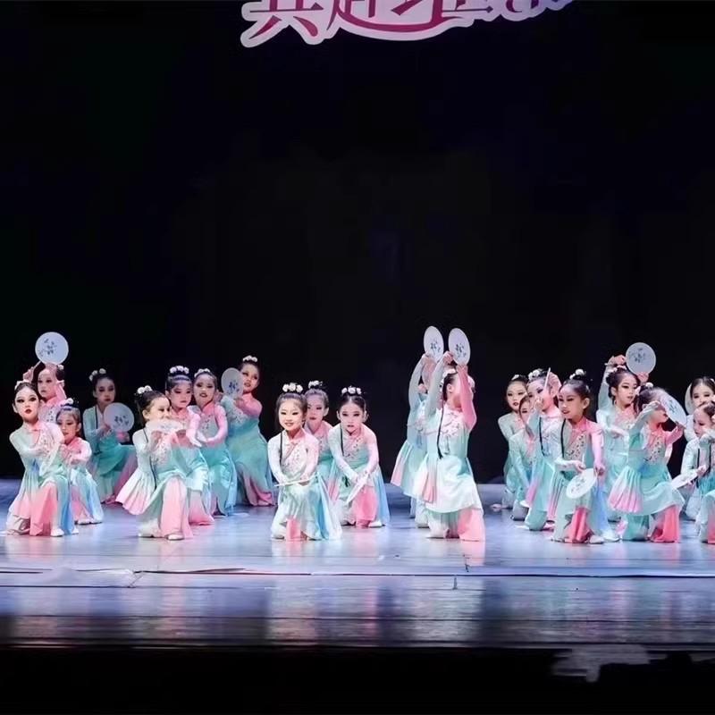 淡妆浓抹总相宜服装儿童古典舞春风有信演出团扇莲鼓越歌行舞蹈服