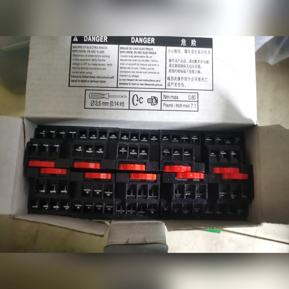 施耐德中间继电器RXZE1M4C底座130元一盒十个包 议价