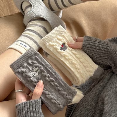 新款奶灰撞色袜子女软糯羊毛袜秋冬加厚保暖中筒袜居家羊绒睡眠袜