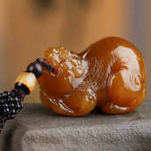 新疆糖玉貔貅挂件天然且末老坑糖料招财吊坠苏工雕刻小手把件男款