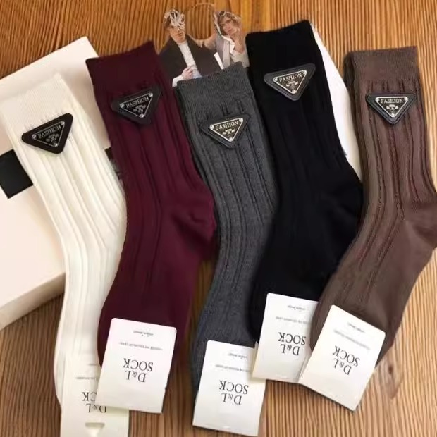 时尚简约欧货三角标百搭洋气潮袜