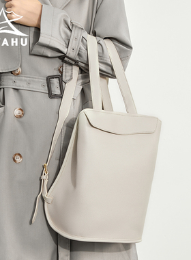 高级感小众真皮女士双肩包设计感上班通勤2025新款背包白色简约女