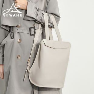 高级感小众真皮女士双肩包设计感上班通勤2025新款背包白色简约女