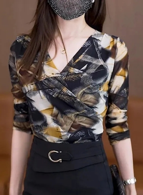 V领印花网纱上衣修身长袖t恤2023秋季新款显瘦打底衫女百搭W209