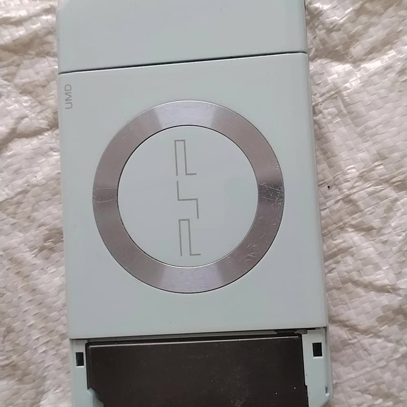 索尼PSP 2006游戏机,内存卡8GB,放家里时长了没用。--议价商品