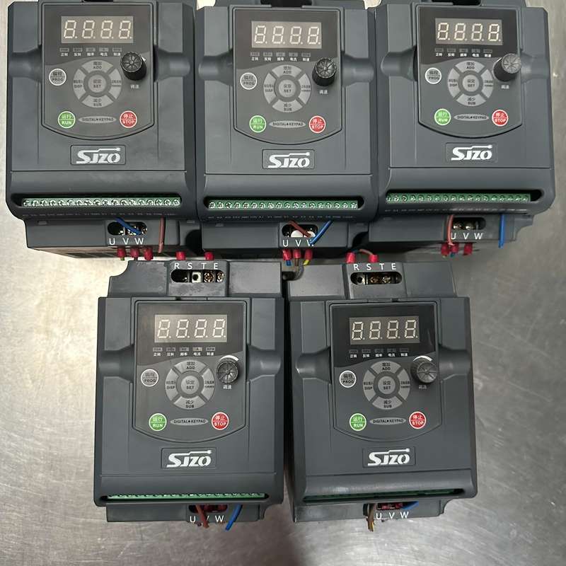 九九新中驱变频器ZQ100M-1R5G1-B,220 V1.--议价商品