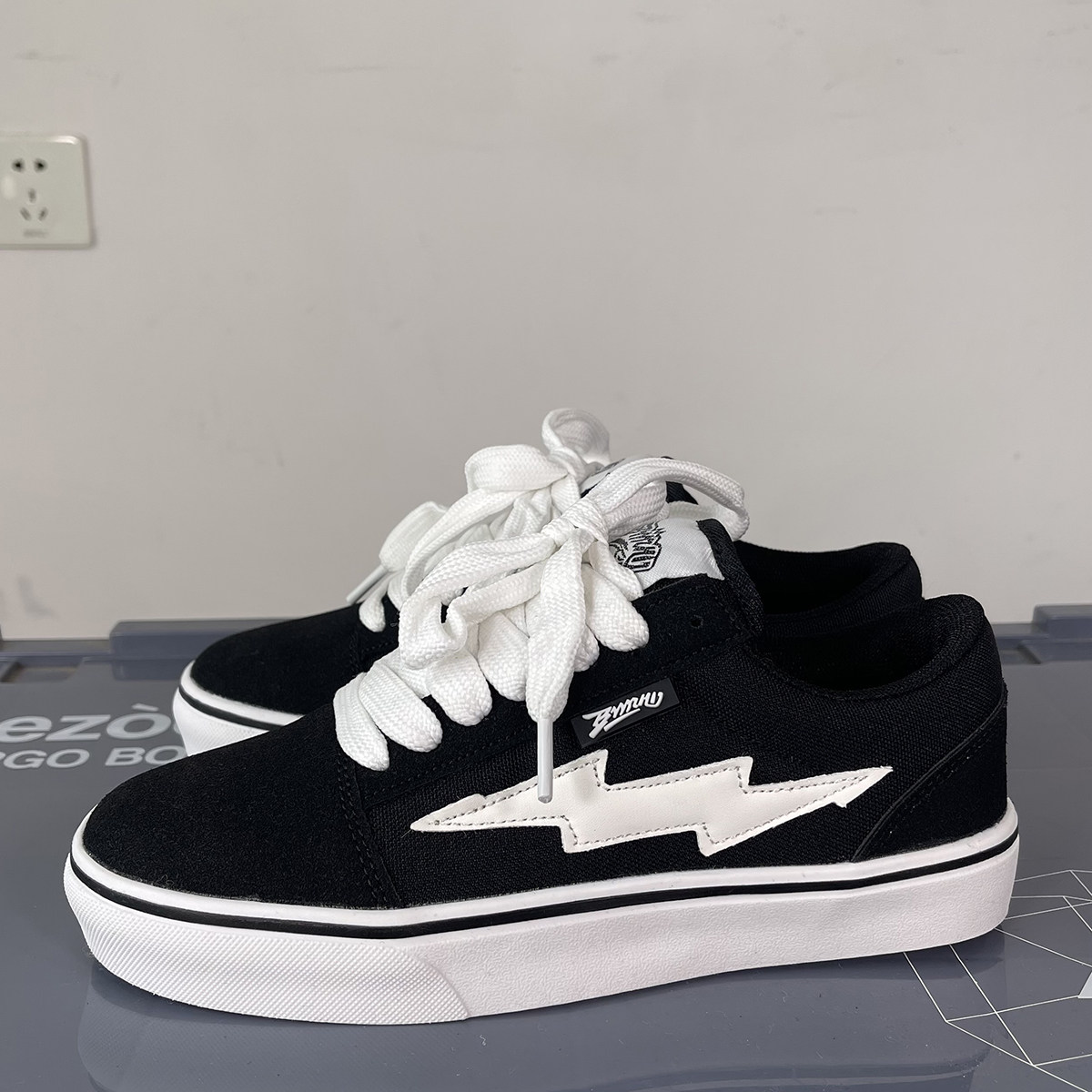 ins潮流新款黑色闪电低帮板鞋