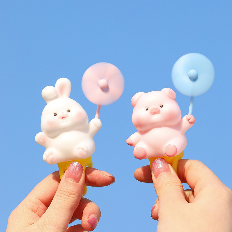 可爱开心到起飞嘟嘟乐园电动车摆件风车汽车自行车装饰小猪萌宠