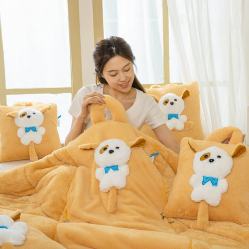 合起来是抱枕，打开是被子