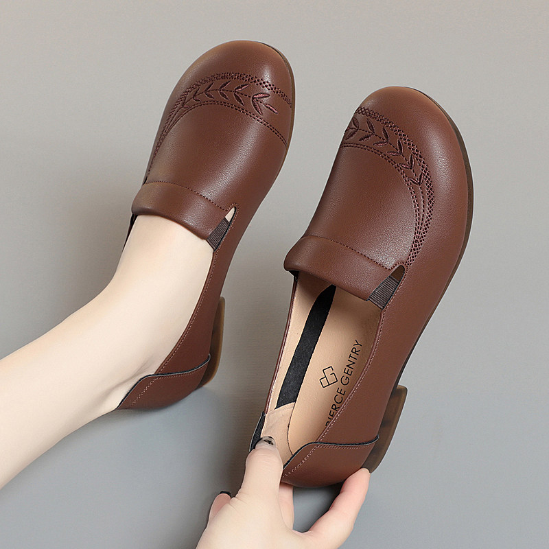 妈妈鞋真皮软底舒适女宽脚宽头软面超软不磨脚单鞋防滑女士皮鞋子