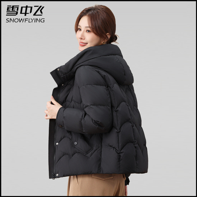 雪中飞爆款羽绒服女轻薄时尚洋气小个子冬季短款连帽排骨外套修身