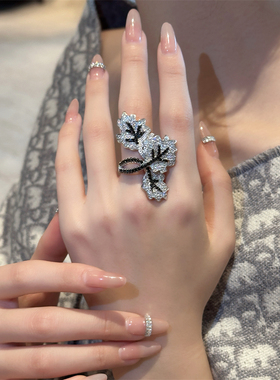 轻奢黑银花朵锆石树叶造型大戒指