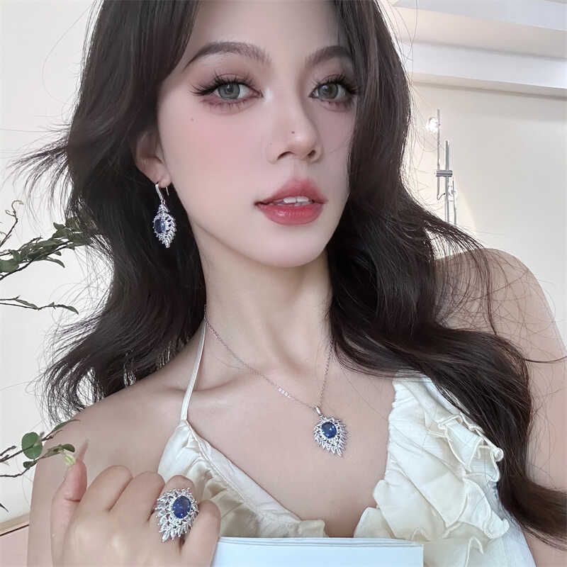 欧美高级感重工锆石孔雀蓝羽毛造型彩色宝石设计感短项链耳环戒指