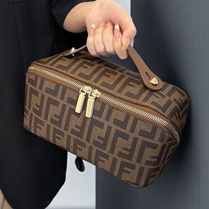 化妆包高级感2025新款便携大容量化妆品收纳包外出旅行手提防水