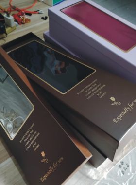 金色蜜语开窗长方形鲜花包装礼盒