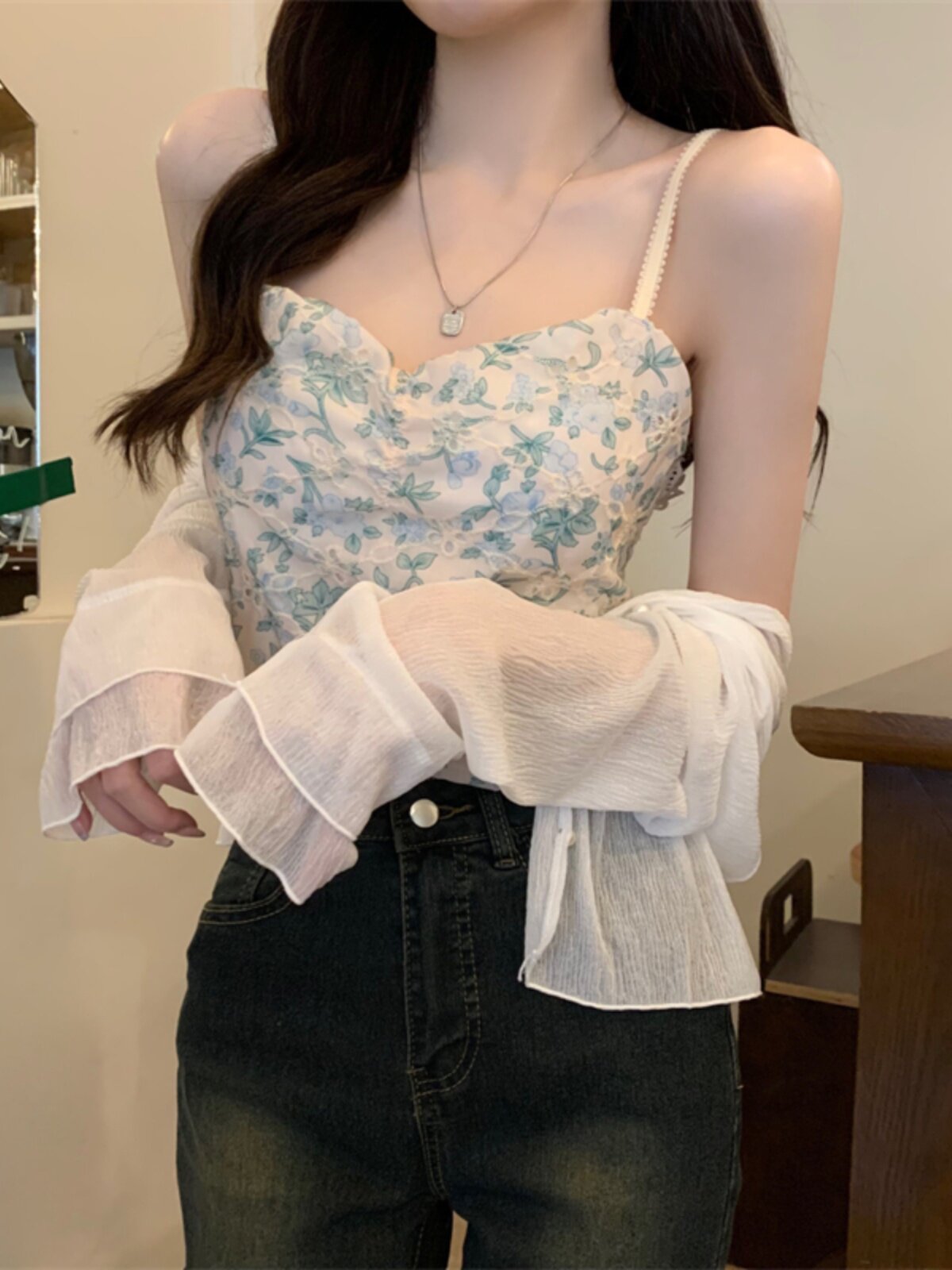 꽃무늬 바닥이 있는 투피스 티 스타일 탑의 여름 새 버전 긴팔 선크림 니트 가디건 트렌디한 프렌치 스타일 튜브탑