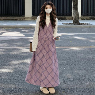 大码女装2026春季胖mm紫色格纹V领包扣毛呢背心裙+蕾丝打底两件套