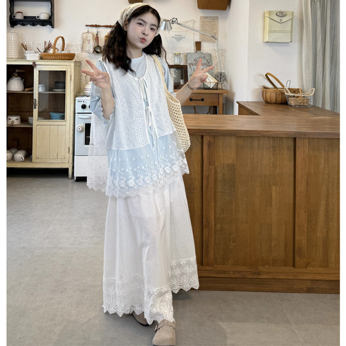 花边T恤+拼接系带叠穿马甲+长裤