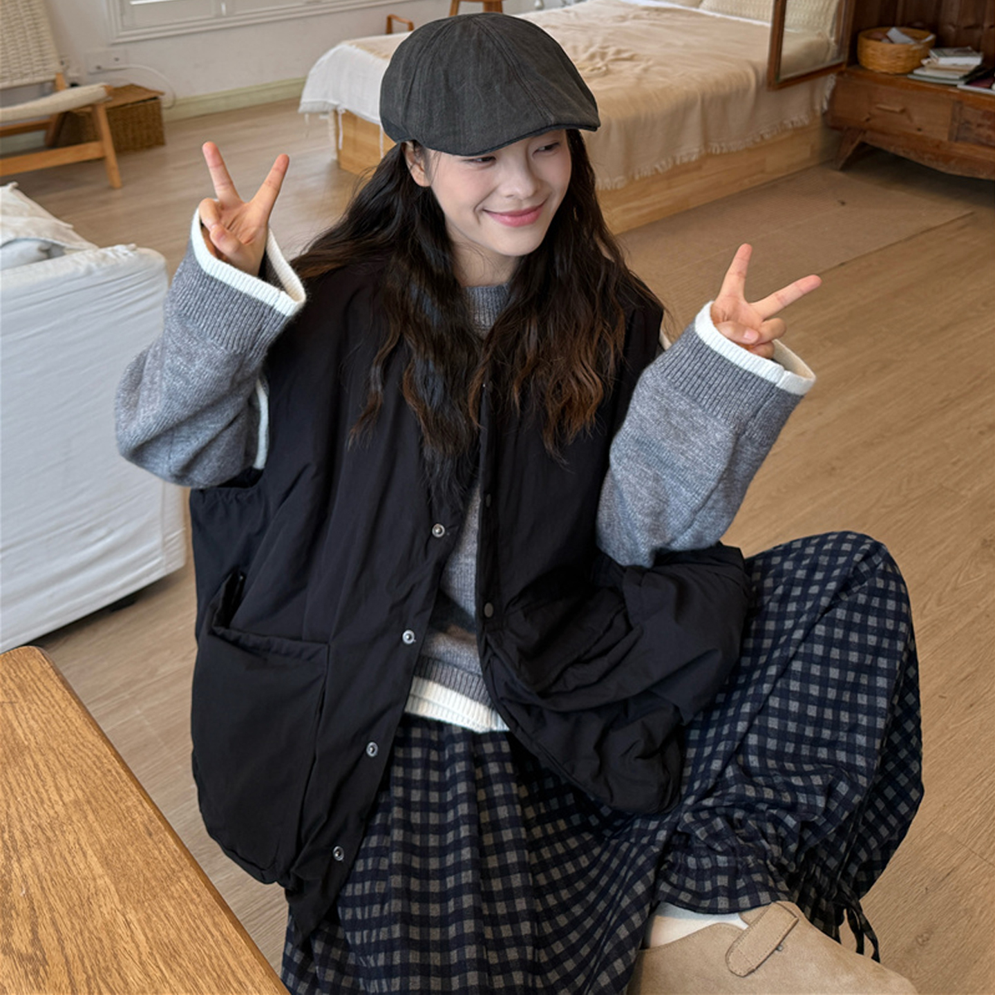 灰色毛衣大口袋棉马甲格子裤套装