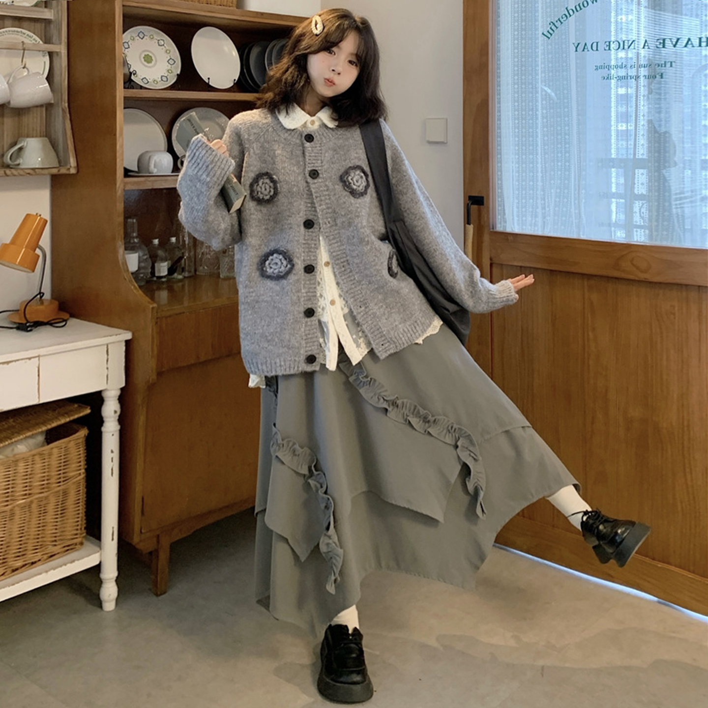 花朵毛衣+提花衬衫+不规则半身裙