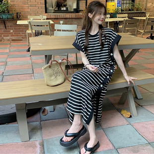 大码女装2026夏季胖妹妹日系慵懒风经典条纹设计感扣子开叉连衣裙