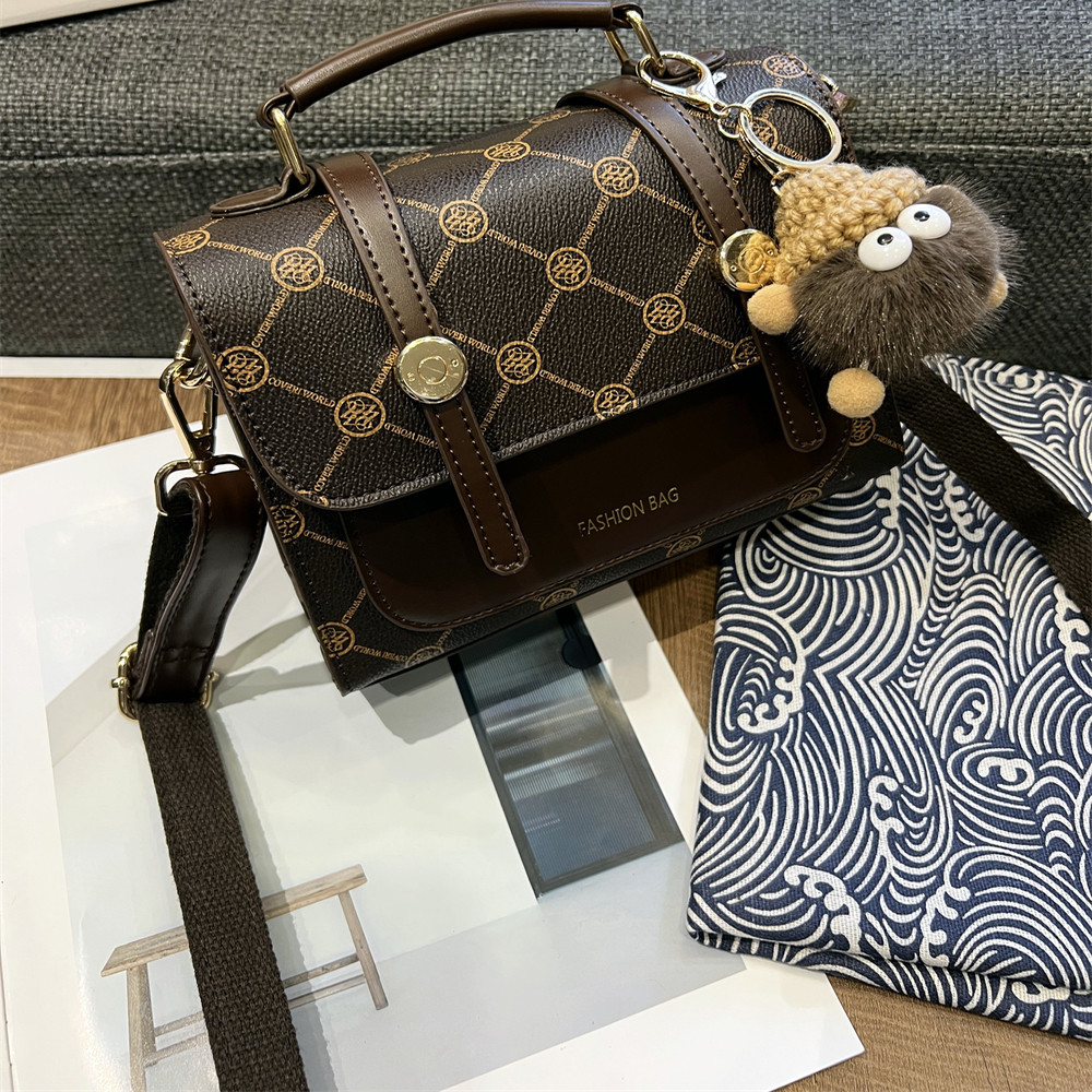 高级感翻盖女包轻奢精致小方包百搭复古手提包印花单肩斜挎小包包