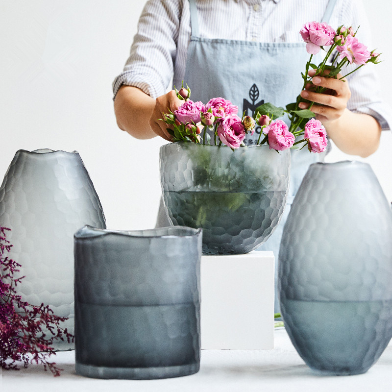 人工的に蜂の巣の灰色のガラスの花瓶を吹いて透明な客間の花を飾って家に挿し込んで砂の工芸の花器をつぶします。