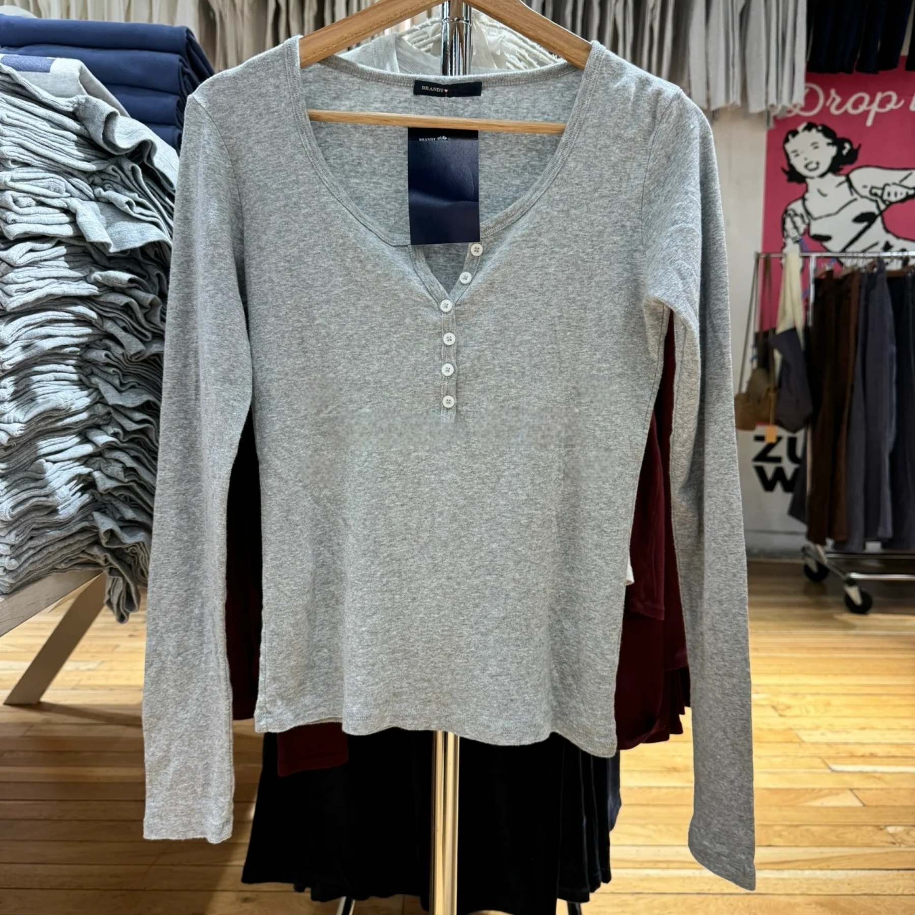 BM官网极简风V领六粒扣长袖T恤女