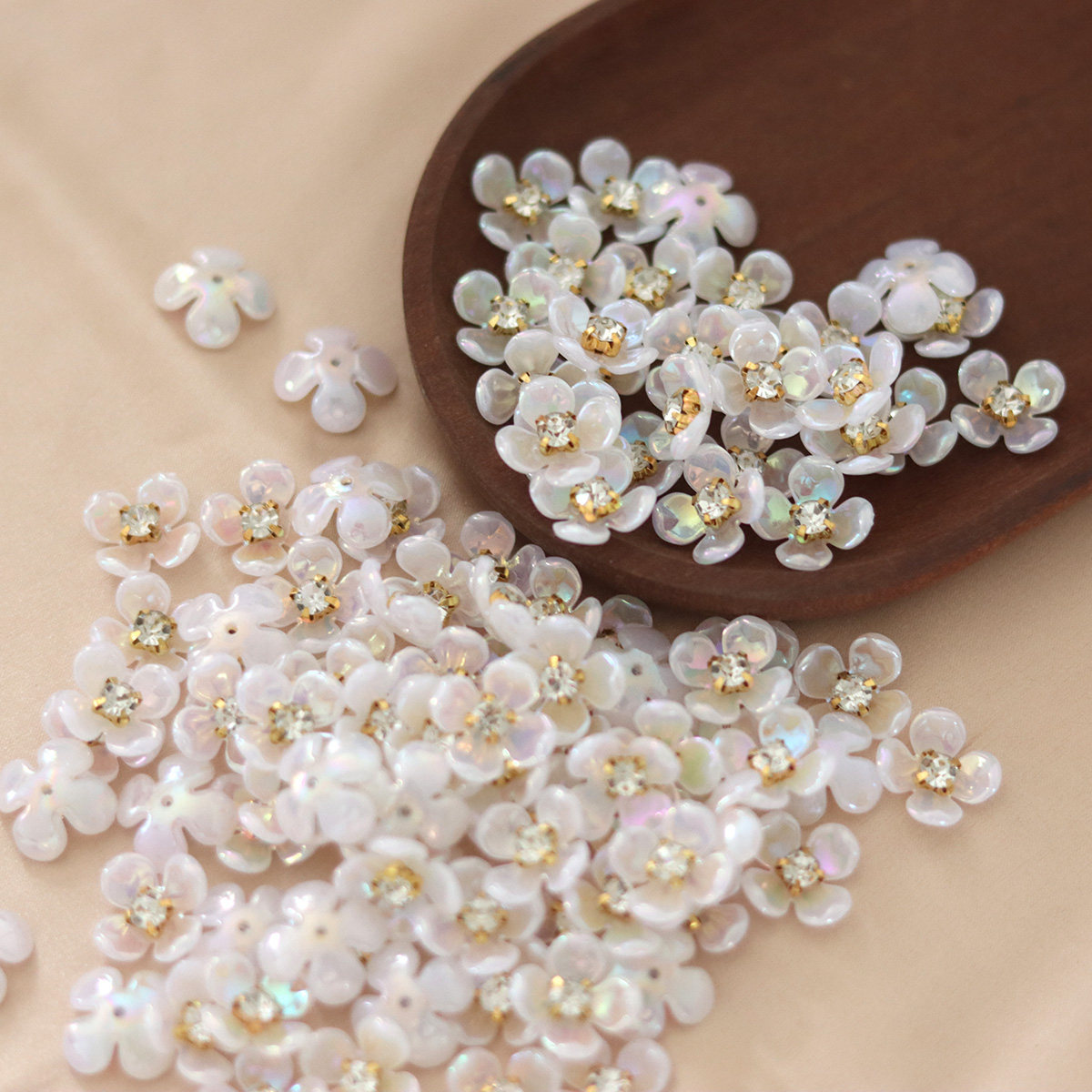 四叶白色荧光仿珍珠花朵金色花芯DIY古风新娘团扇发簪等饰品配件