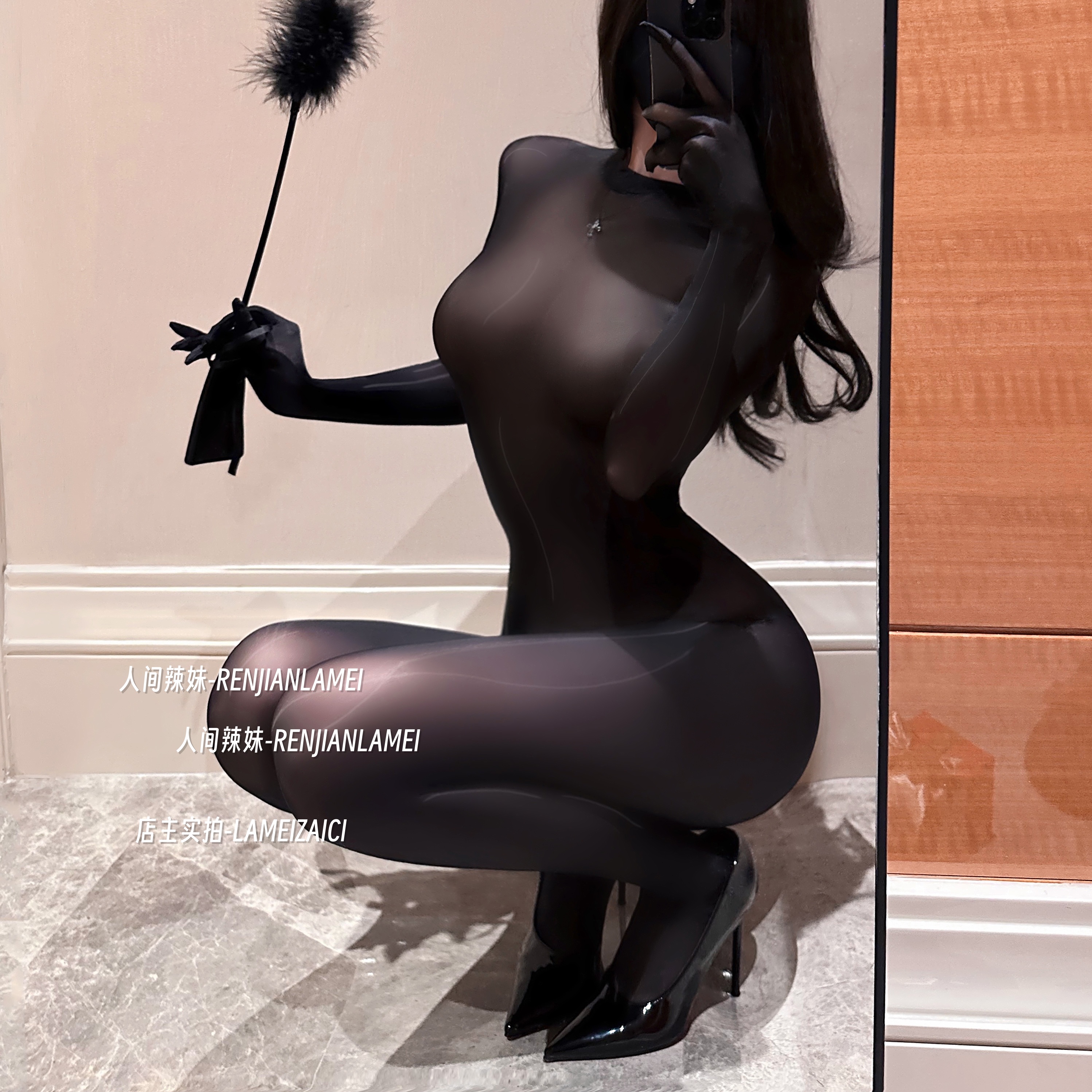 人间辣妹：全身丝滑！性感油亮连体黑丝袜开档超薄圣诞战袍女日记