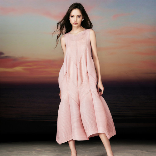 优雅高级感花苞压褶无袖连衣裙