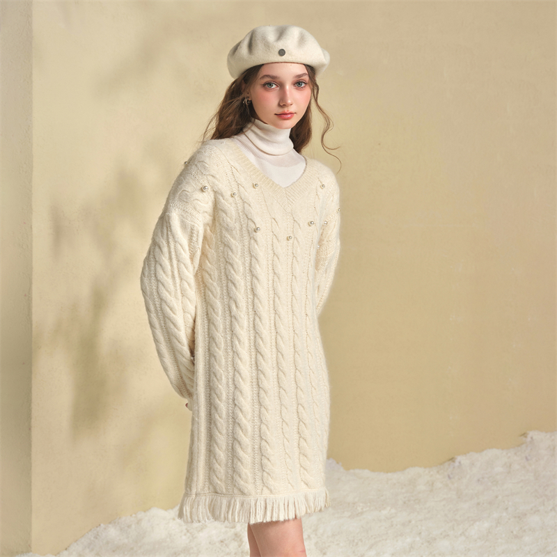 明星同款糖力 米白色钉珠针织连衣裙女秋冬季宽松流苏麻花毛衣裙