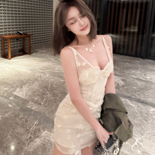 LINBOUTIQUE法式鱼骨刺绣连衣裙