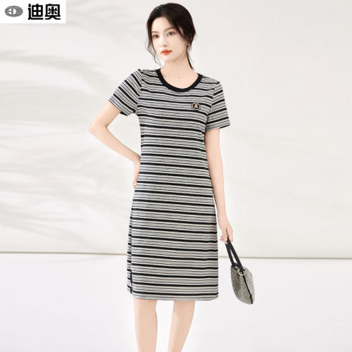 迪奥新款连衣裙女今年流行中长裙